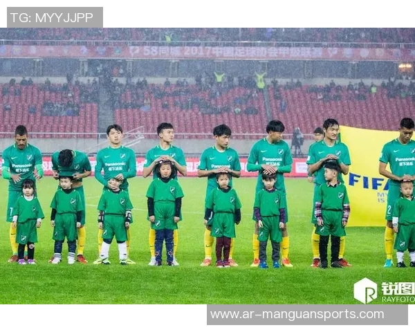 世界足球十大暖心球星：他们不仅仅是场上的英雄，更是人心的守护者