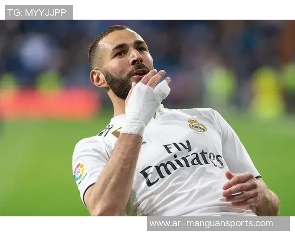 足球场上的名字传奇那些无法忽视的球星背后故事与荣耀时刻