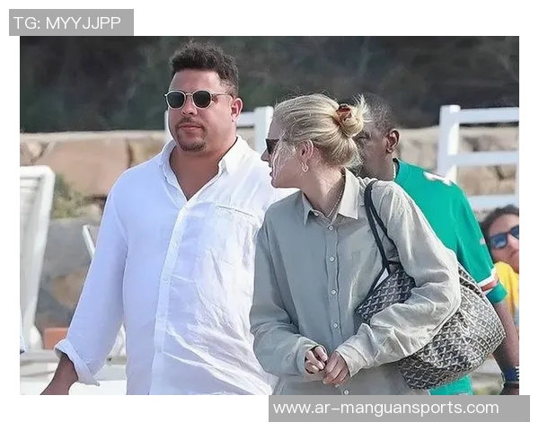 足球巨星携超模妻子共赴奢华生活 他们的爱情故事与奢华背后细节揭秘