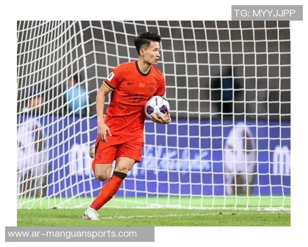 男球迷冲入足球场抱住球星激动不已 安保迅速赶到场内维持秩序